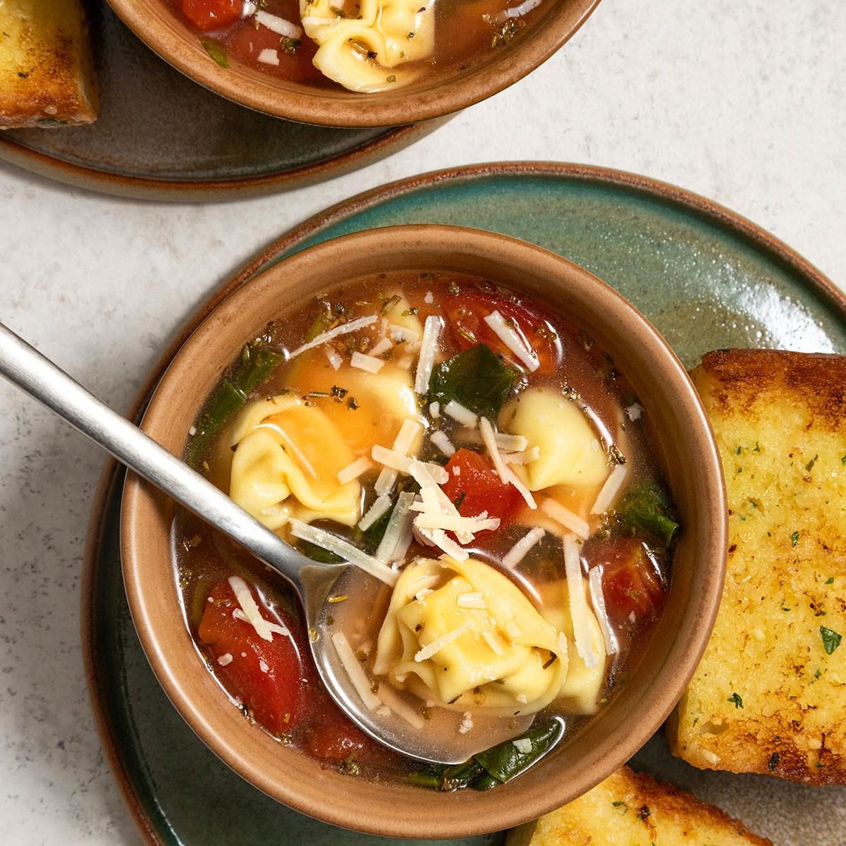 Spinach And Tortellini Soup Exps Ft24 110589 St 0402 1