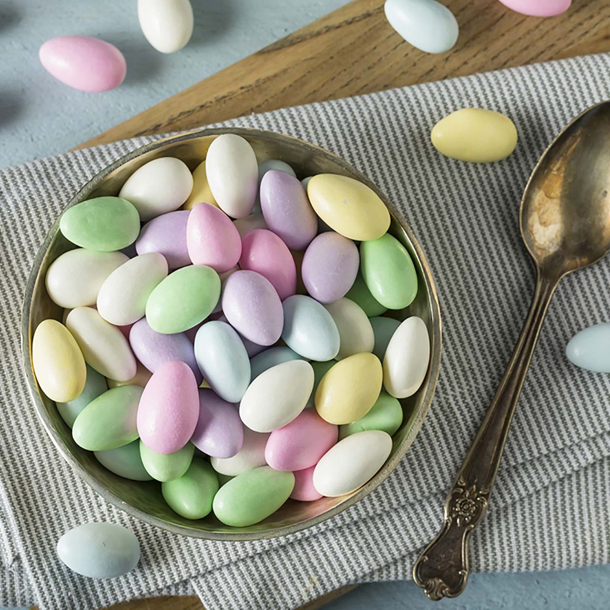 Flavored coated almonds