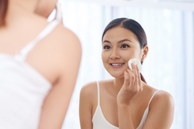 How to Use Apple Cider Vinegar for Skin That’s Healthy and Glowing