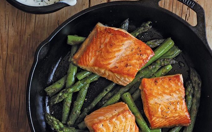 This Lodge Cast-Iron Skillet Has Over 130,000 Positive Reviews