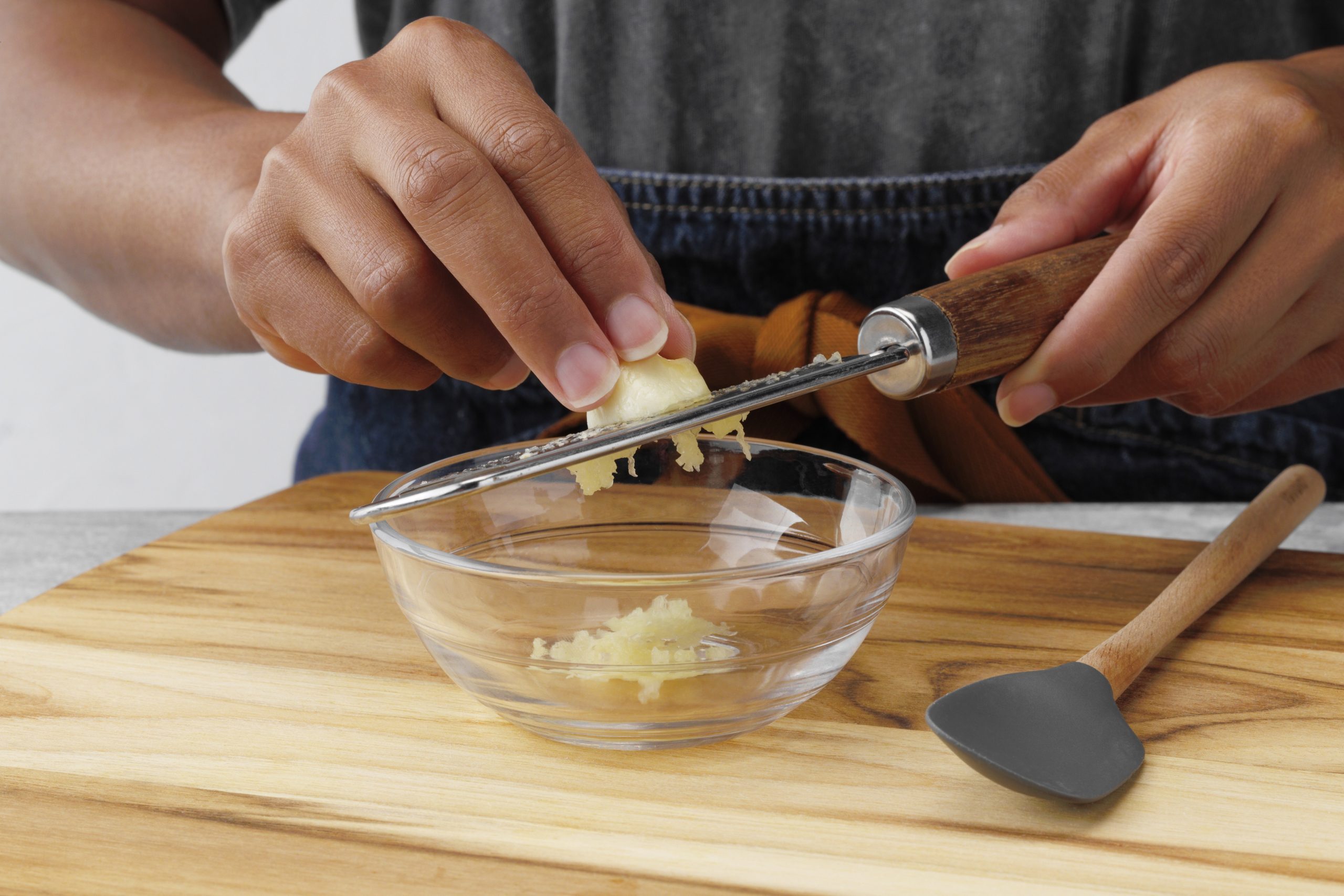 How To Mince Garlic Using A Fine Grater