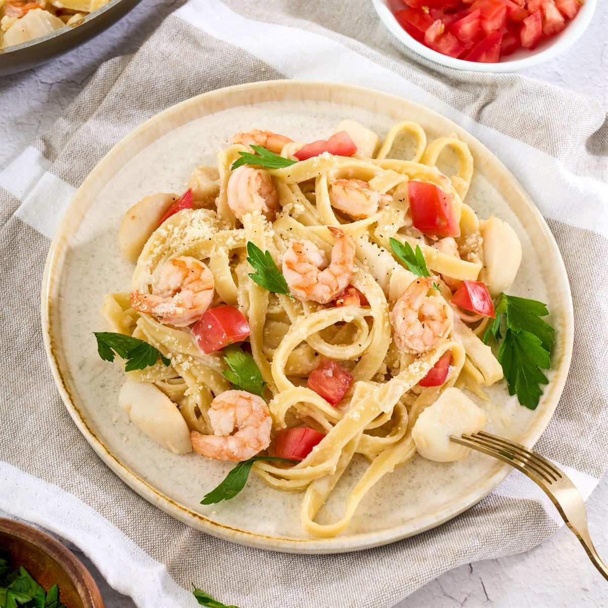 Seafood Fettuccine Alfredo Exps Tohd24 33885 Sofiafelguerez 18